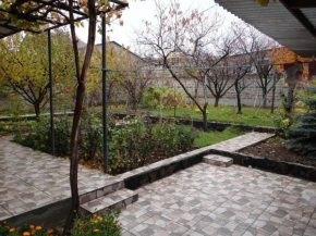 B27: Studio+BDR w/big Garden away from city heat!